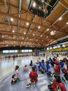Blick in die Eishalle Bad Tölz während einer Trainingseinheit mit vielen Kindern auf dem Eis