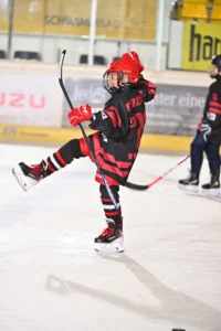 Junger Spieler im rot-schwarzen Trikot jubelt nach einem Tor
