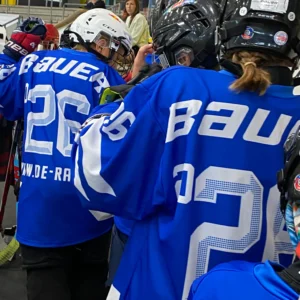 Spieler in blauen Camptrikots mit der Nummer 26 von hinten