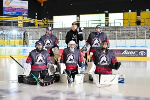 Gruppenbild der Torhüter in voller Ausrüstung beim Torwarttraining