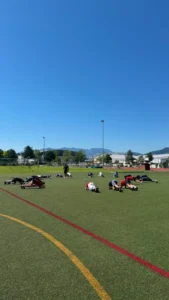 Athletiktraining und Dehnen auf dem Sportplatz in Bad Tölz