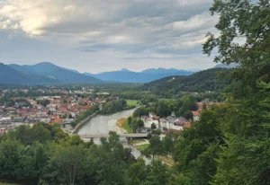 Blick über Bad Tölz und die Isar mit den Alpen im Hintergrund
