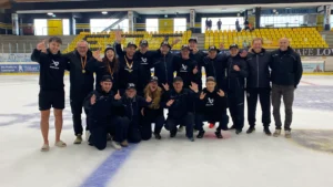 Trainerteam des Eishockeycamps Helmut de Raaf mit Medaillen auf dem Eis