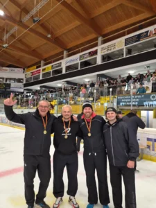 Trainer mit Medaillen vor der voll besetzten Tribüne in Bad Tölz