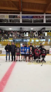Gruppenfoto von Spielern und Trainern auf dem Eis